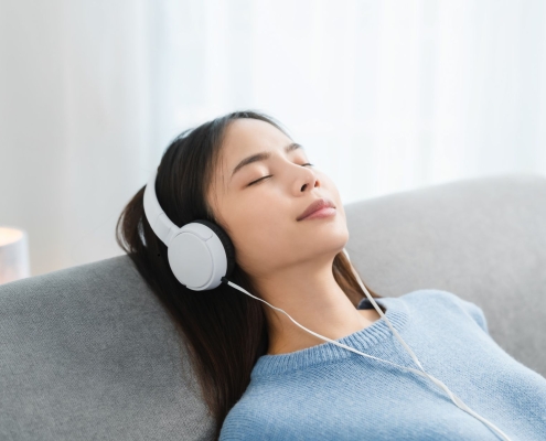 mendengarkan musik